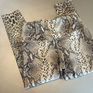 EVOLUTION AND CREATION Capri Yoga Leggings Large